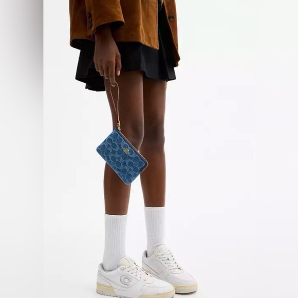 COACH CORNER ZIP WRISTLET IN SIGNATURE DENIM - Picture 2 of 3